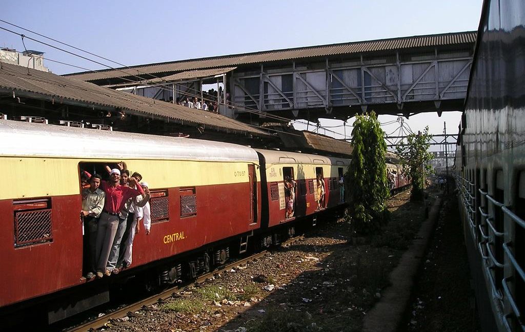 Image of an overcrowded train in India